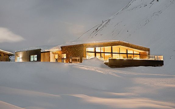 [Translate to Englisch:] Schönwieshütte-Winter-Abendstimmung